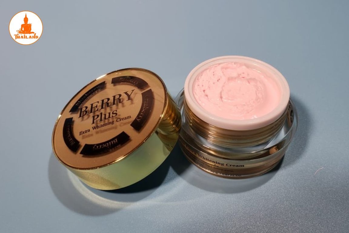 Chất kem của Berry Plus 5x có màu hồng nhạt, kết cấu khá đặc nhưng mềm mịn