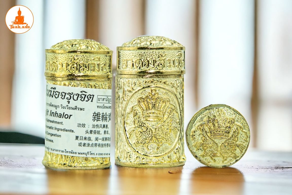 Mở nắp lọ, đưa gần mũi và hít sâu 2 hơi dứt khoát để tinh dầu lan tỏa đều