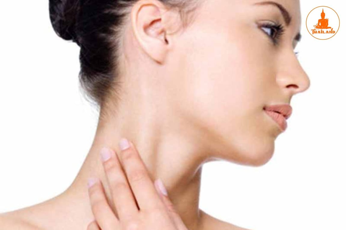Thoa một lượng vừa đủ dầu gió lên vùng cổ họng