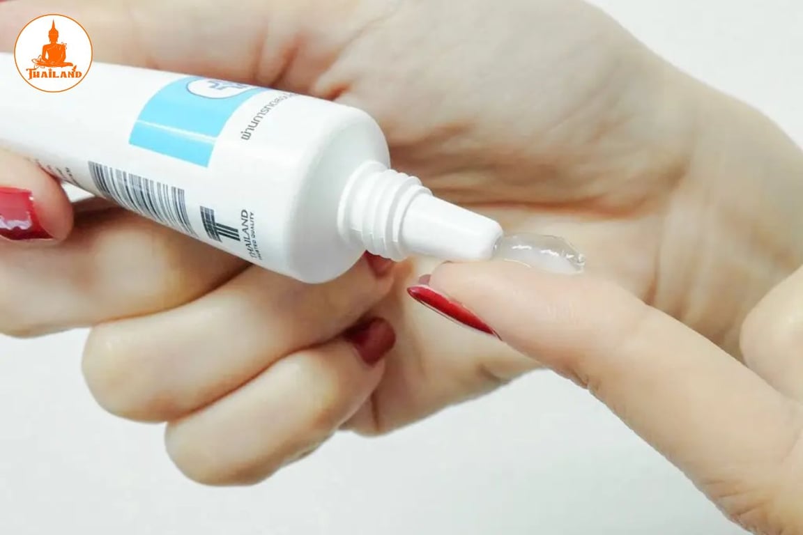 Lấy một lượng gel vừa đủ, thoa đều lên vùng da dưới cánh tay và massage nhẹ nhàng