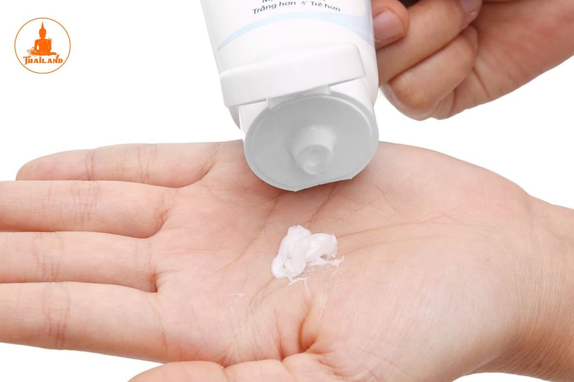 Sữa rửa mặt E100 con bò có dạng kem sữa đặc, màu trắng đục