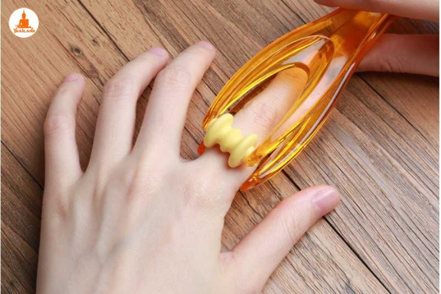 Sử dụng cây lăn massage thường xuyên có thể giúp duy trì và cải thiện sự linh hoạt của các khớp ngón tay