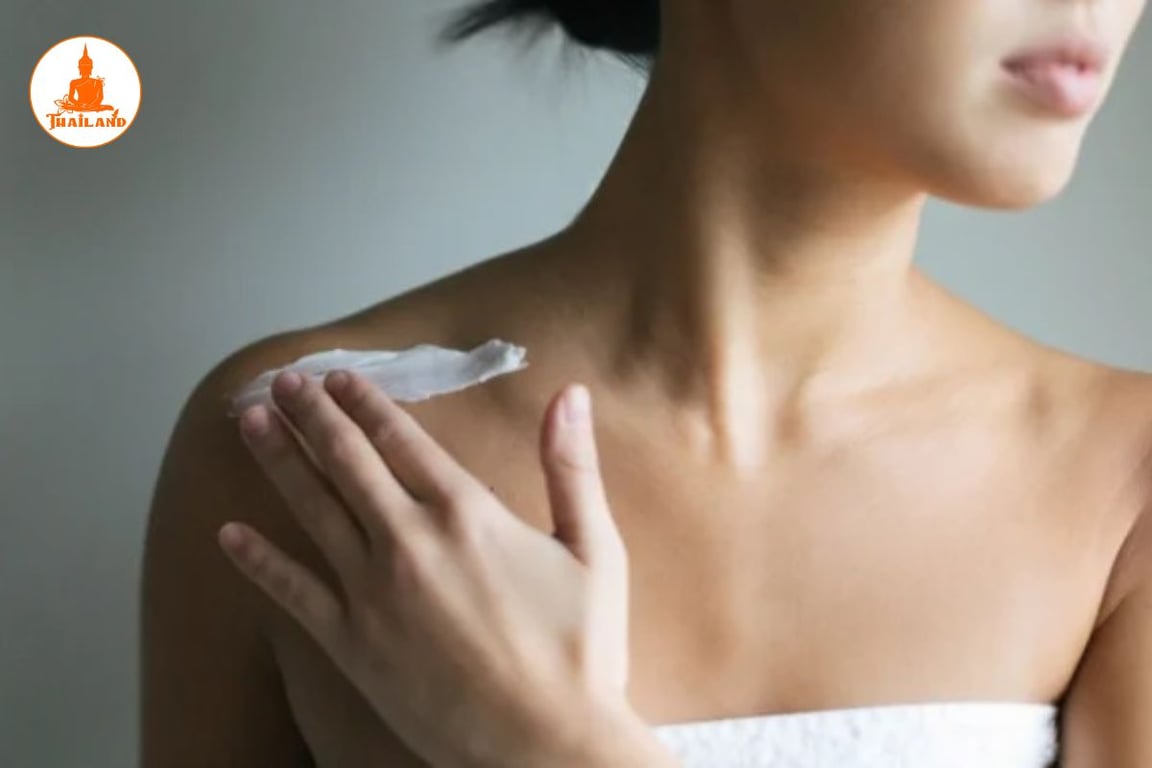 Lấy một lượng kem ủ vừa đủ, thoa đều lên toàn bộ cơ thể