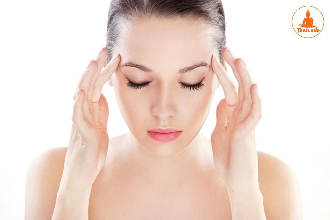 Xoa dầu gió vào hai bên thái dương giúp giấc ngủ sâu hơn