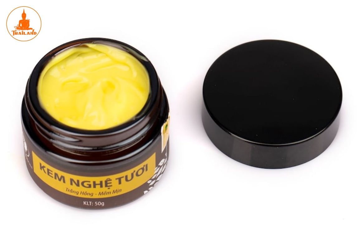 Kem nghệ Wonmom có màu vàng đặc trưng của nghệ, chất kem dạng sáp đặc, mềm mịn