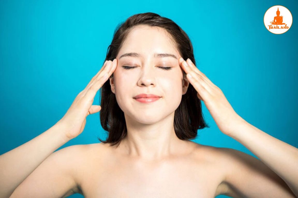 Thoa một lượng dầu gió vừa đủ lên hai bên thái dương