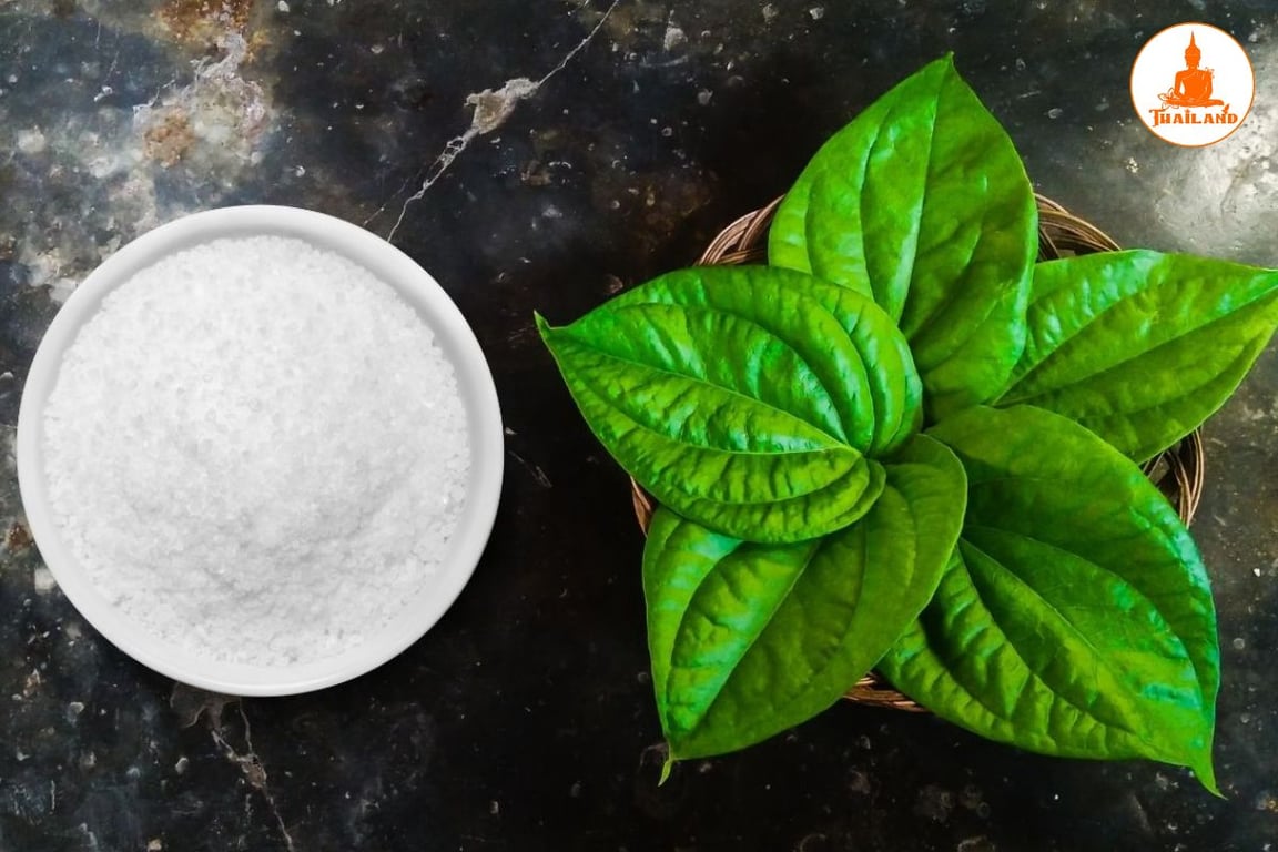 Chườm lá lốt và muối hạt chữa thoát bị đĩa đệm