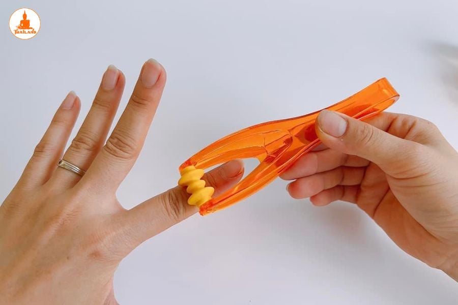 Lăn nhẹ nhàng từ gốc ngón tay đến đầu ngón tay và ngược lại