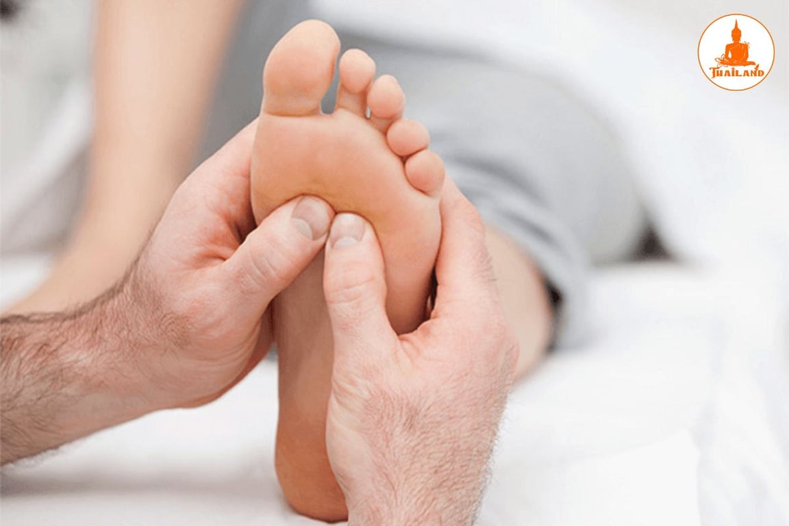 Thoa dầu gió vào lòng bàn chân hiệu quả với tình trạng ho do nhiễm lạnh