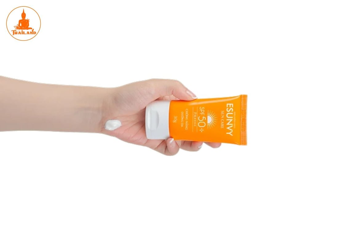 Kem chống nắng Esunvy có màu trắng sữa, kết cấu hơi đặc nhưng vẫn dễ tán