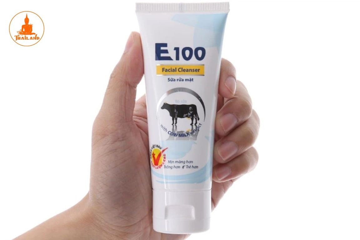 Sữa rửa mặt E100 tinh chất sữa bò có độ pH 5.5, giúp làm sạch nhẹ nhàng mà vẫn giữ được độ ẩm tự nhiên cho da