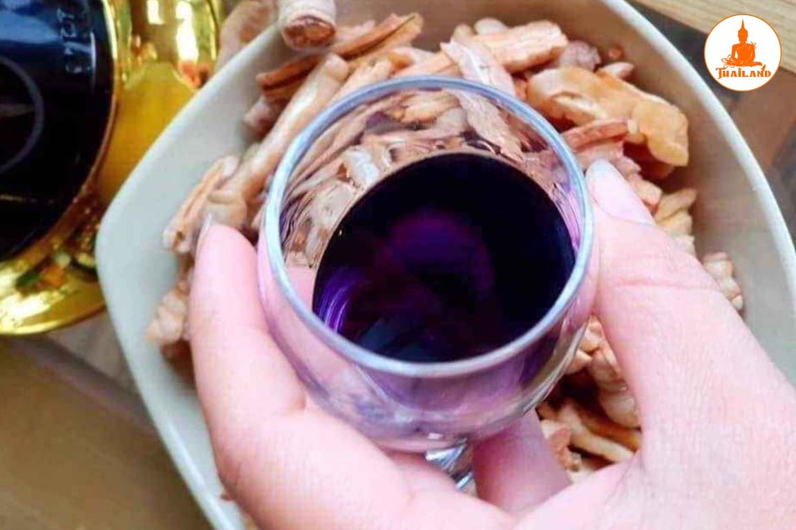 Rượu ba kích là loại rượu thuốc được ngâm từ rễ của cây ba kích