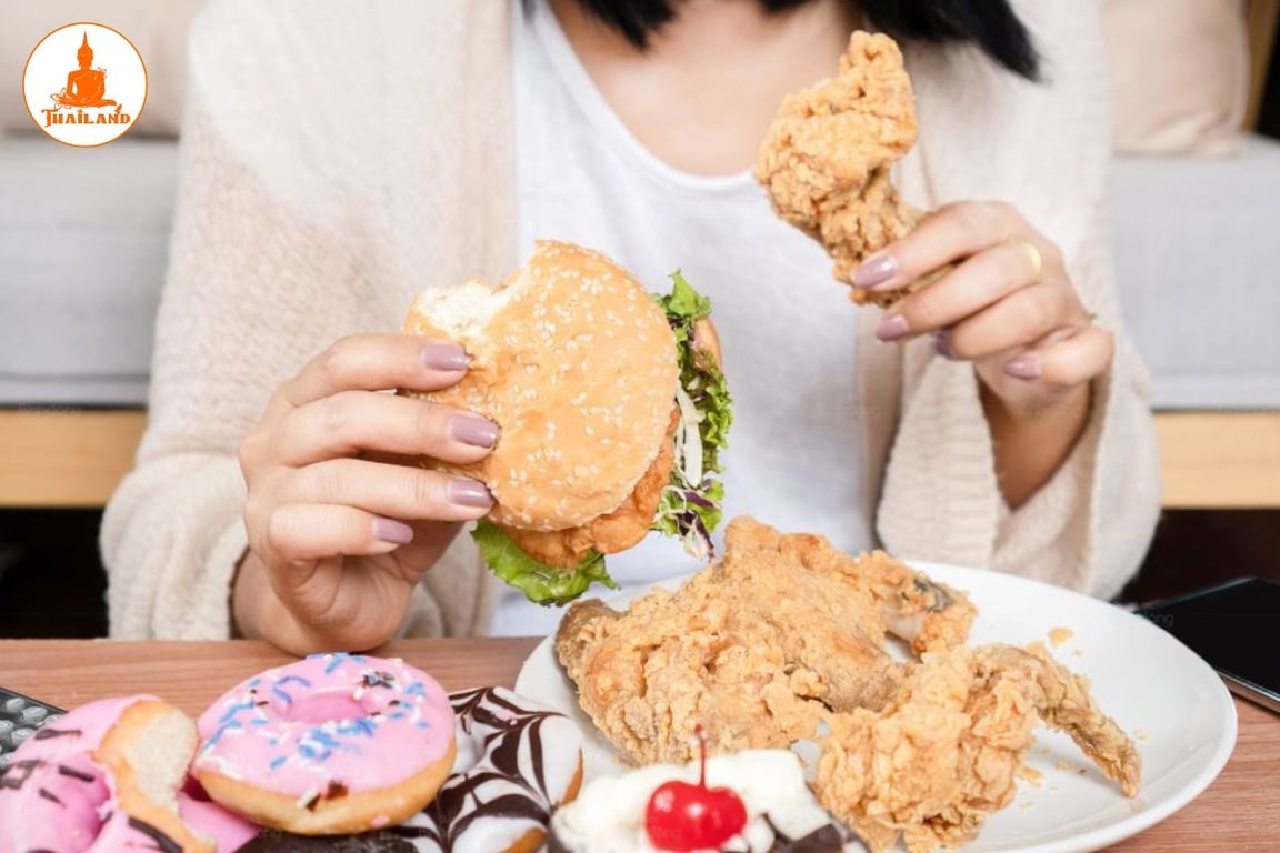 Thực phẩm không lành mạnh có thể làm suy giảm Estrogen và gây mất cân bằng nội tiết