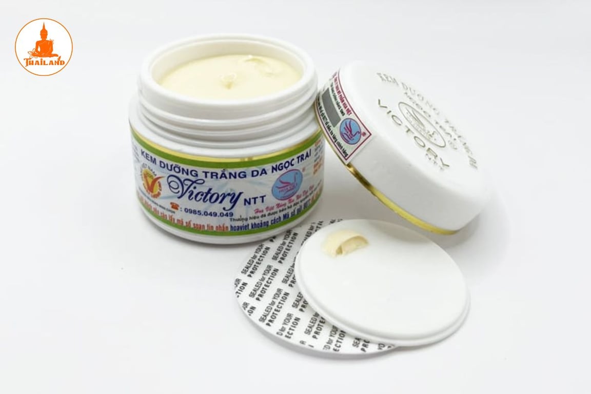 Kết cấu kem tương đối đặc và dày, dễ gây cảm giác bí da