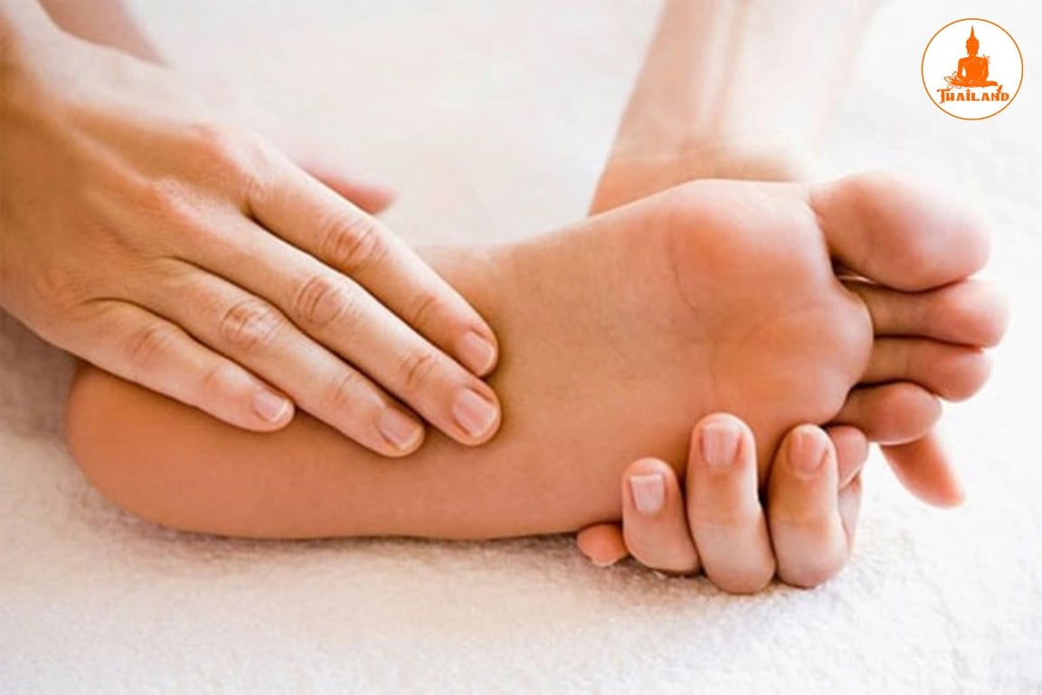 Bôi dầu gió vào điểm lõm ở 1/3 phía trên lòng bàn chân