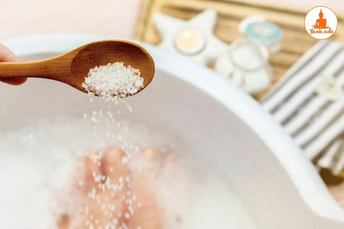 Nước muối ấm có tác dụng giúp cơ bắp được thư giãn, từ đó hỗ trợ giảm cảm giác đau nhức