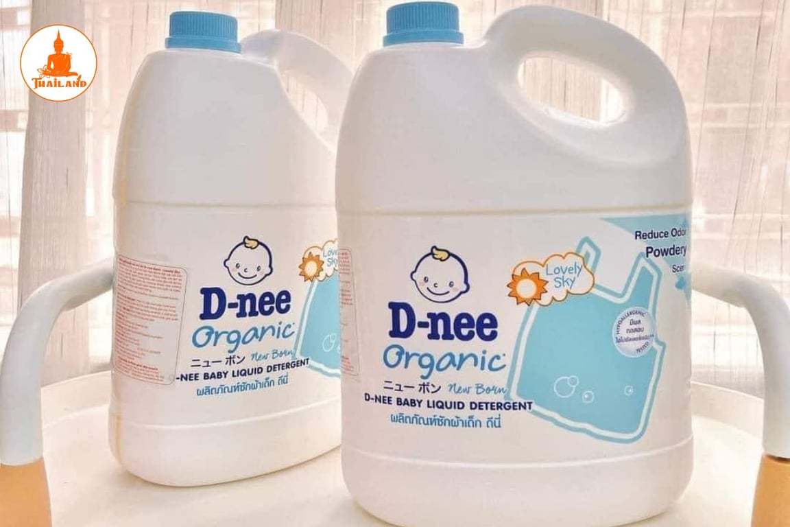 Nước giặt Dnee màu xanh dương hiện đang được rất nhiều mẹ bỉm lựa chọn