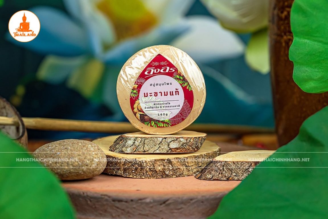 Xà phòng me Ingon Tamarind Herbal Soap không chỉ giúp làm sạch cơ thể mà còn hỗ trợ khử mùi hôi nách