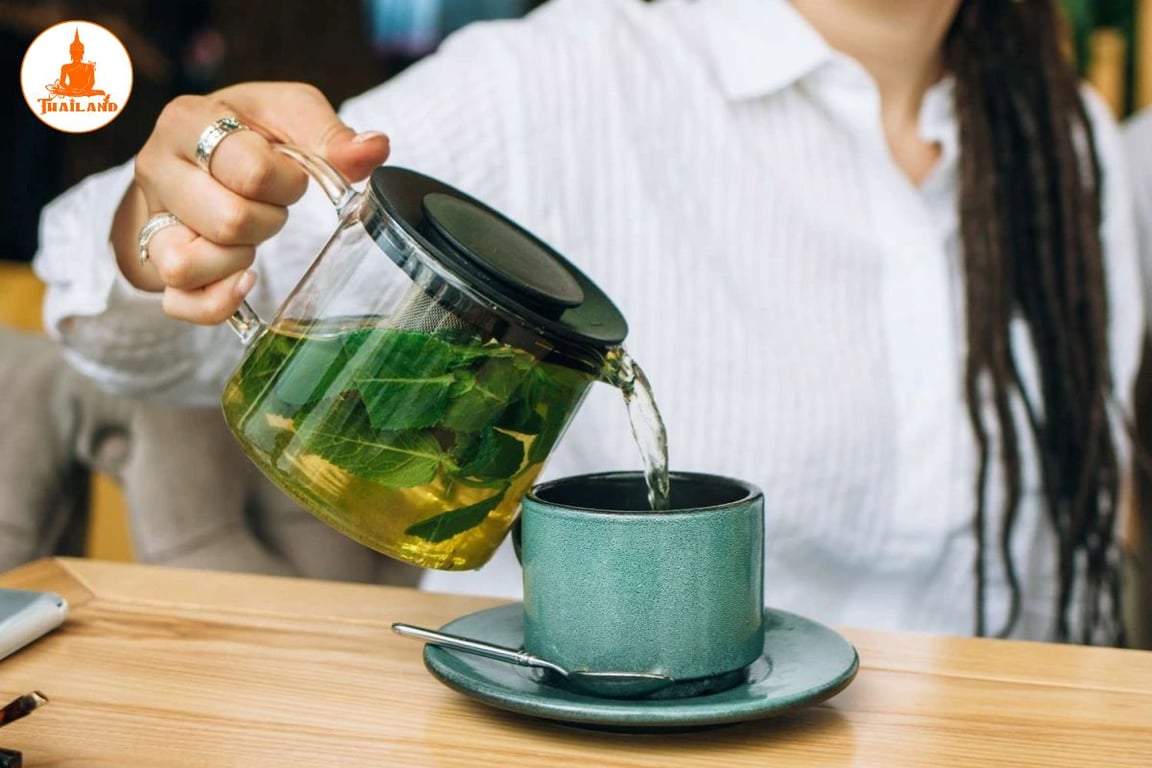 Trà xanh chứa nhiều chất chống oxy hóa cùng các hợp chất có lợi cho nội tiết tố nữ