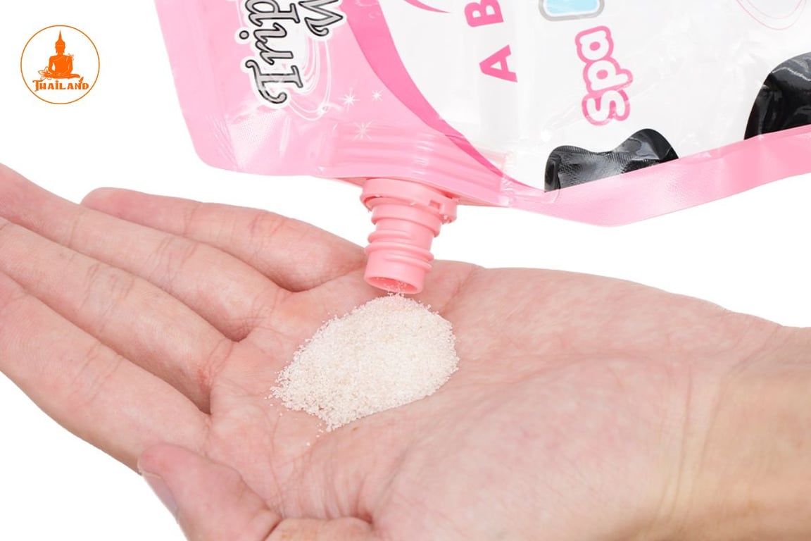 Muối tắm sữa bò A Bonne có kết cấu mịn như bột, màu trắng ngà tự nhiên