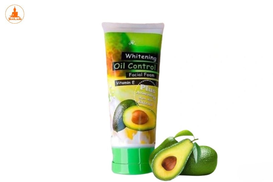 Sữa rửa mặt bơ và sữa gạo Whitening Oil Control Facial không chỉ giúp làm sạch bụi bẩn, tế bào chết mà còn hỗ trợ dưỡng trắng, cấp ẩm