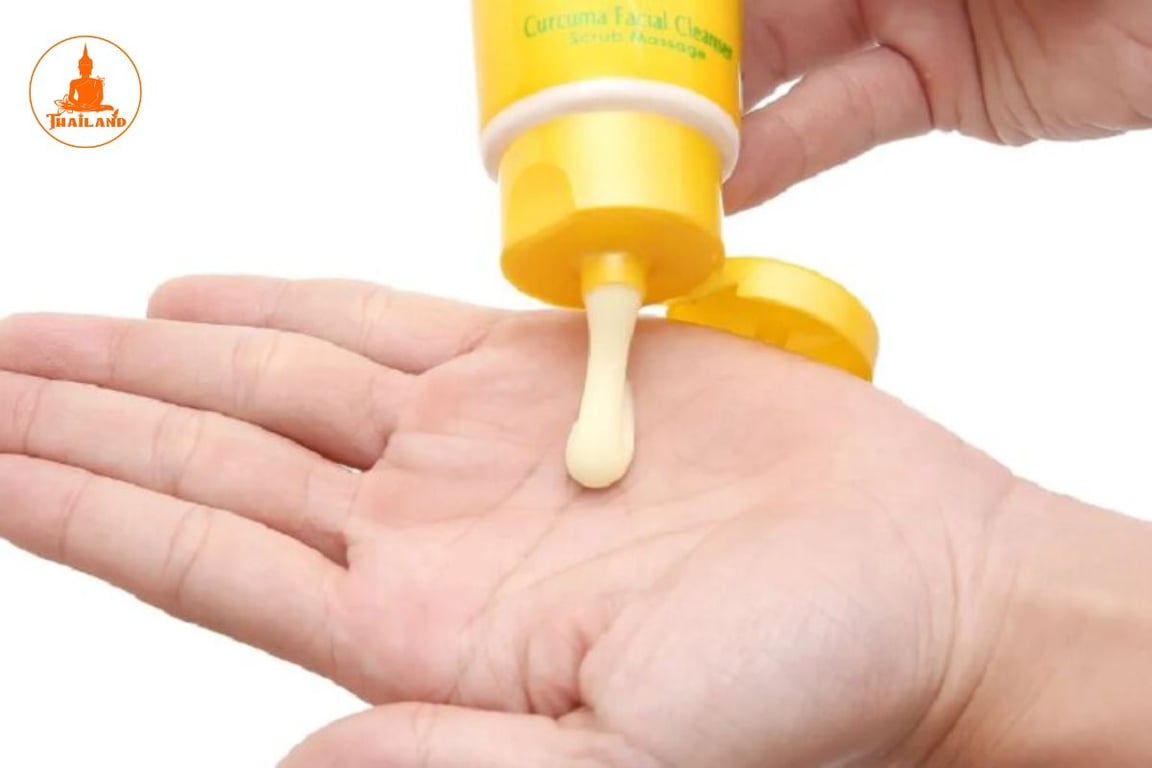 Sữa rửa mặt nghệ E100 có kết cấu dạng kem đặc màu vàng, có khả năng tạo bọt nhẹ