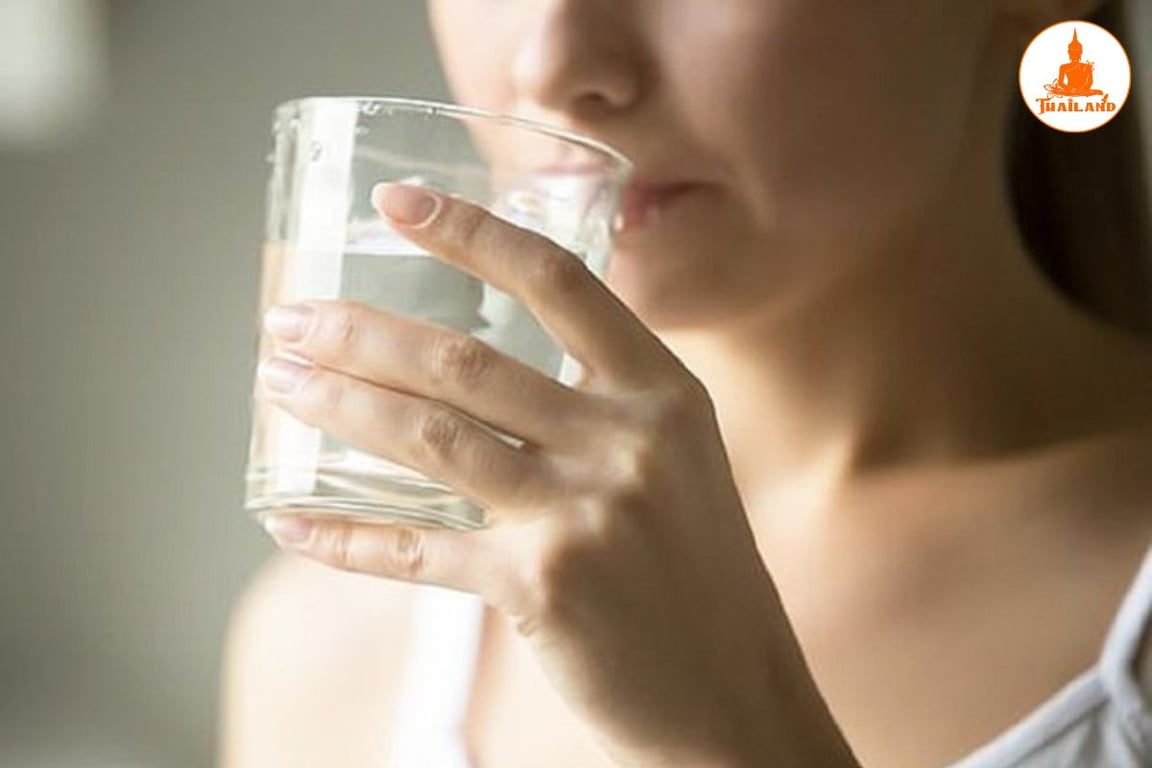Theo khuyến cáo của các chuyên gia y tế, một người trưởng thành nên uống khoảng 1,5 – 2 lít nước/ngày