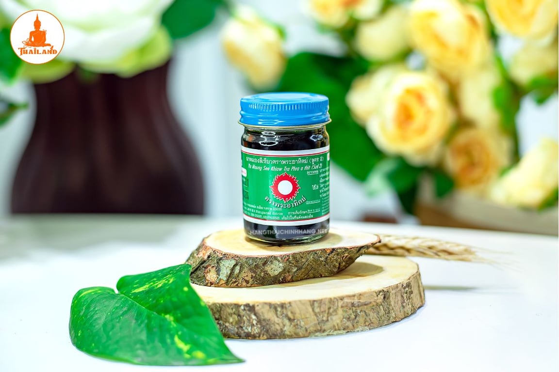 Lấy một lượng dầu vừa đủ lên ngón tay và thoa đều lên vùng da cần điều trị