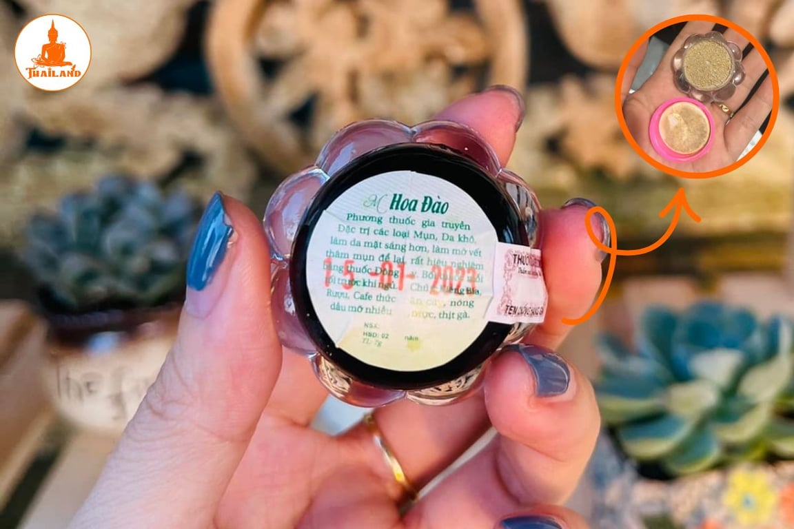 Kết cấu kem trị mụn Hoa Đào khá đặc, màu xám đục giống tro