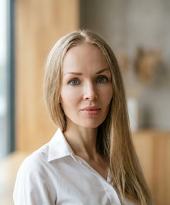Evelyne Bischof, MD, PhD, MPH, FEFIM portrait