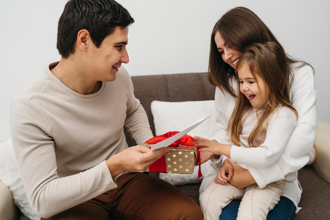 busy parents using online group gifting platform on phone