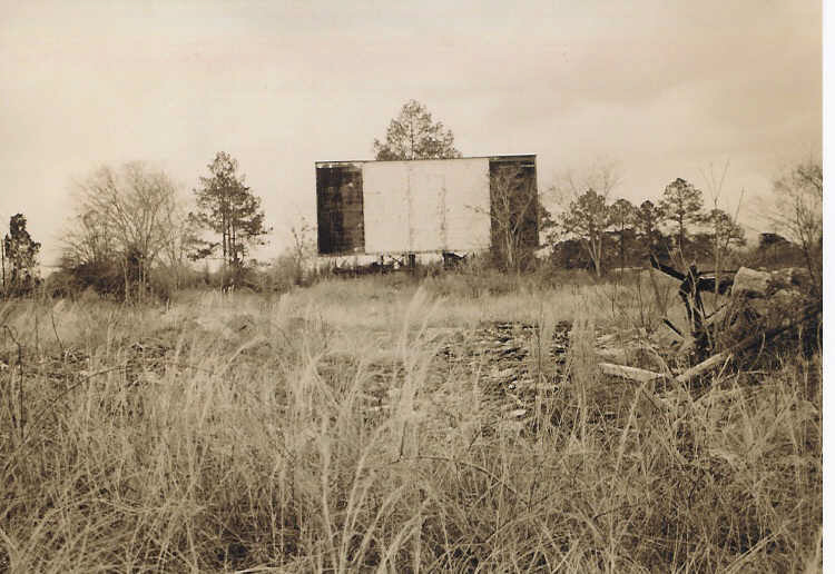 The Sel-Mont Drive In opened June 24, 1949, featuring "Two Guys from Texas".
It closed forever end of the season in 1976.
The screen and footprint of the concession stand still remain but soon will be torn down for a housing project. (2003)