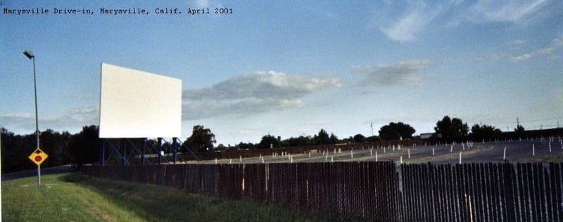 Screen and field from the side