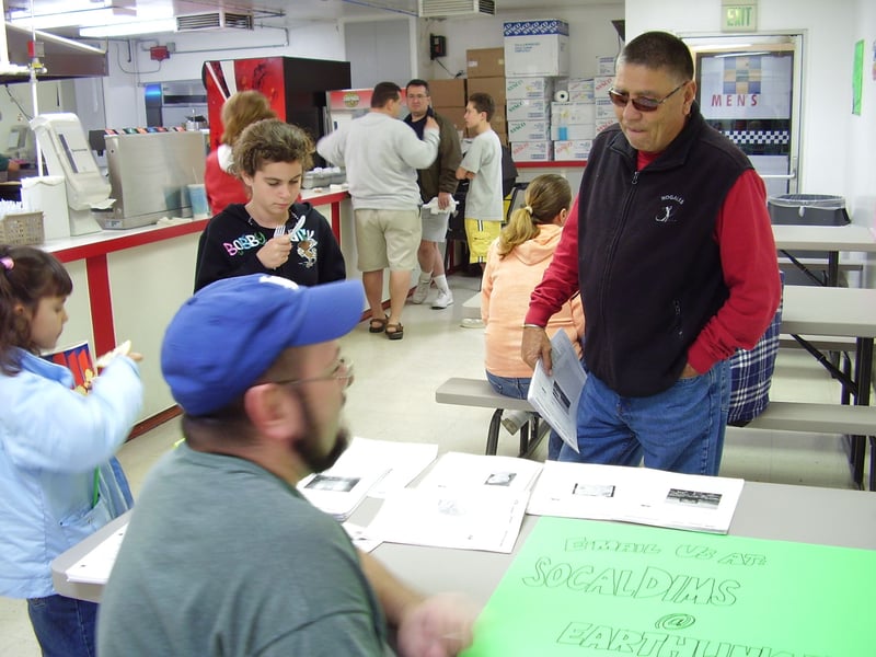 Dennis Cozzalio of SoCalDIMS talks with a drive-in Fan