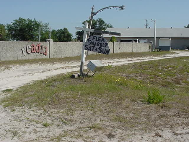 Friday May 5 2006  This is where u would drive in. The ticket booth can b seen here.
it has new paint on it.