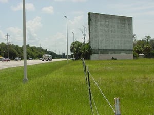 The Mulberry Drive-in in Willow Oak Florida. Looking in a east direction. Rt. 60 is on the left side. On the rite side of the picture u can c the bumps 4 the front wheels of your car.