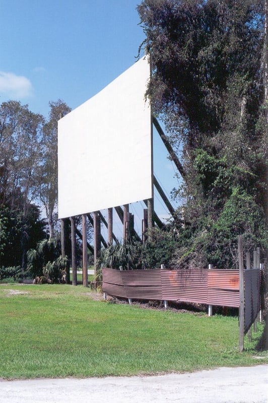 ANOTHER GOOD SCREEN SHOT. HARDLY ANY LIGHT POLLUTION AT THIS DRIVE-IN. SURROUNDED BY LOTS OF TREES.