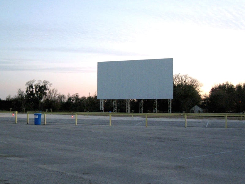 SECOND SCREEN. MUCH LARGER THAN THE MAIN ONE, ANGLED STEEL FRAME. TOOK ONLY ONE SHOT DUE TO THE DUSK.