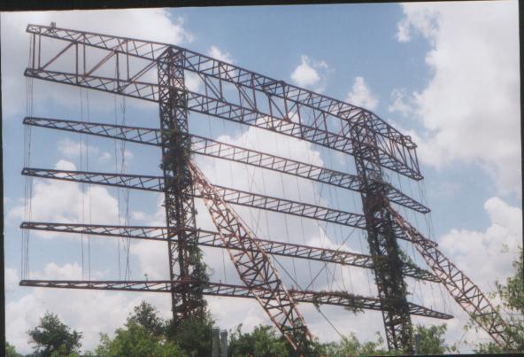 A sad but fascinating view of the Starlight's screen tower, or at least the skeleton of it as it appeared in 1999.