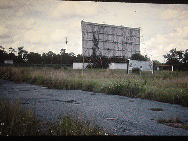 On the west side of the street. On Rt. 17 to the north of down town Wauchula. A Floyd Drive-in. The 5 pictures here I took about 1992. I do not know what is there nom.