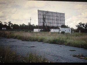 On the west side of the street. On Rt. 17 to the north of down town Wauchula. A Floyd Drive-in. The 5 pictures here I took about 1992. I do not know what is there nom.