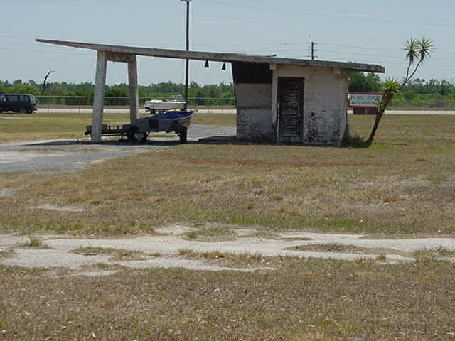i took the picture on Friday May 5 2006. The ticket booth. Looking toward the main road. Rt 17.