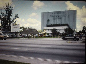 Tropicaire Drive-in Miami
Florida. This is the back side of the screen. Bird Road is in the fore ground.
The yellow poles held the speakers. They were just used here 2 keep people and
cars off of the grass.