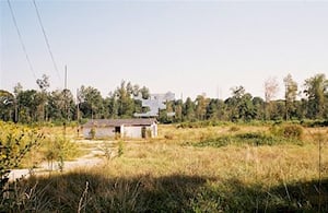 Field with projection/concession building and screen tower. Very poor condition of screen if this drive-in did indeed close 2 years ago. Field still has speaker posts.