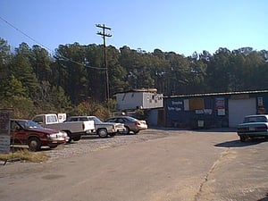 You can see the remnants of the projection building now being used in the salvage business. The asphalt ramps remain as well and a tarot card reader has set up shop in a small building near the former location of the screentower.