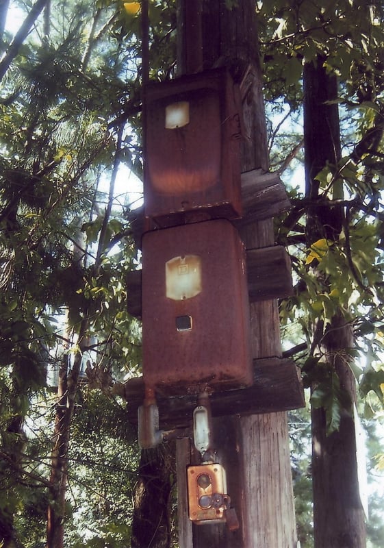 Electrical installation with a switch box below with a red and green button probably once belonging to the drive-in