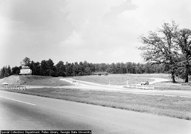 South Expressway Drive-In 1955.  Photos used with permission of Georgia State Univ. Libr. Special Collections.  http://www.library.gsu.edu/spcoll/avcoll/index.htm