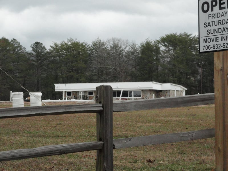 Projectionconcession building from entrance road