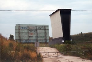 traditional screen with double-sided screen in foreground