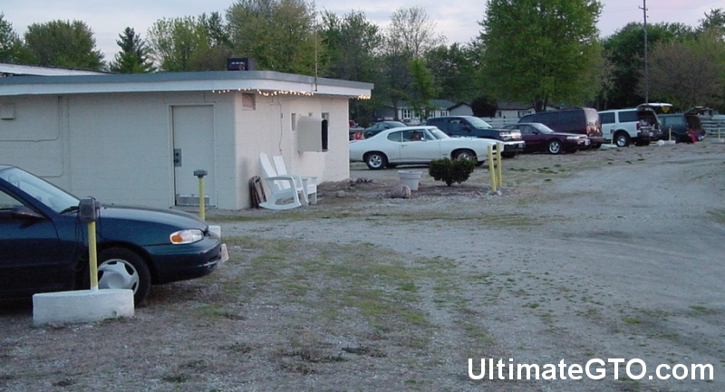This facility built in 1950 is equipped with pole speakers and FM radio
sound. The speakers sounded quite good. This is the front of the snack bar
building which doubles as the projection building. I tend to park near the
snack bar building. Before